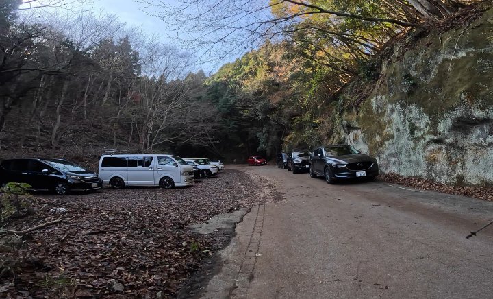 ① 石射太郎山登山口駐車場