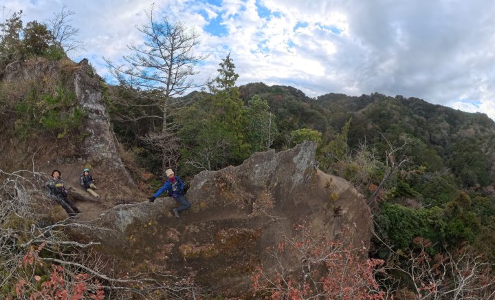 ⑪ ゴジラの背びれ岩