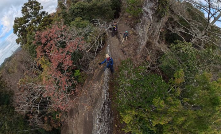 ⑪ ゴジラの背びれ岩